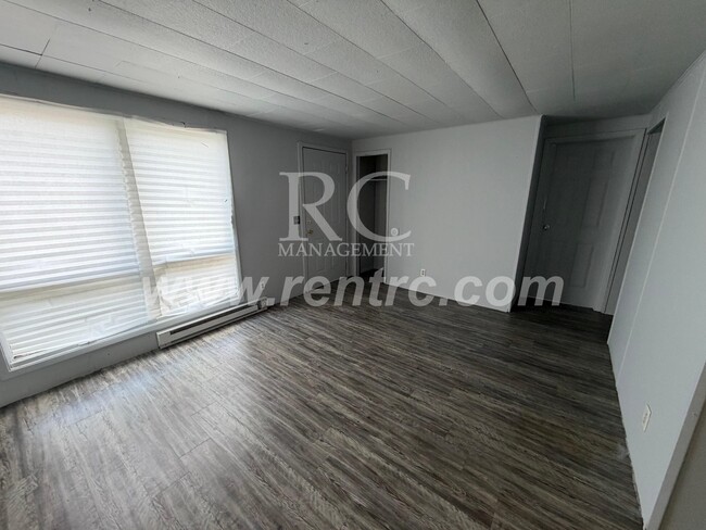 Building Photo - 104 Center-