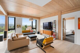 Building Photo - 12 NE Fremont St