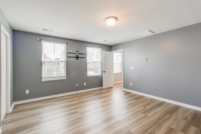Building Photo - 1108 Lake Village Dr