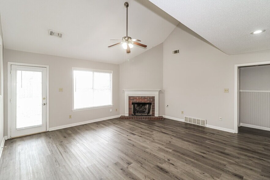 Building Photo - 8289 Crimson Creek Dr