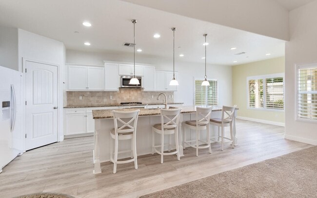 Building Photo - Amazing 3 Bedroom+Flex Room/2 Bath/3 Car G...
