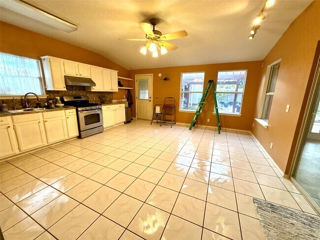 Building Photo - 13720 Greinert Dr