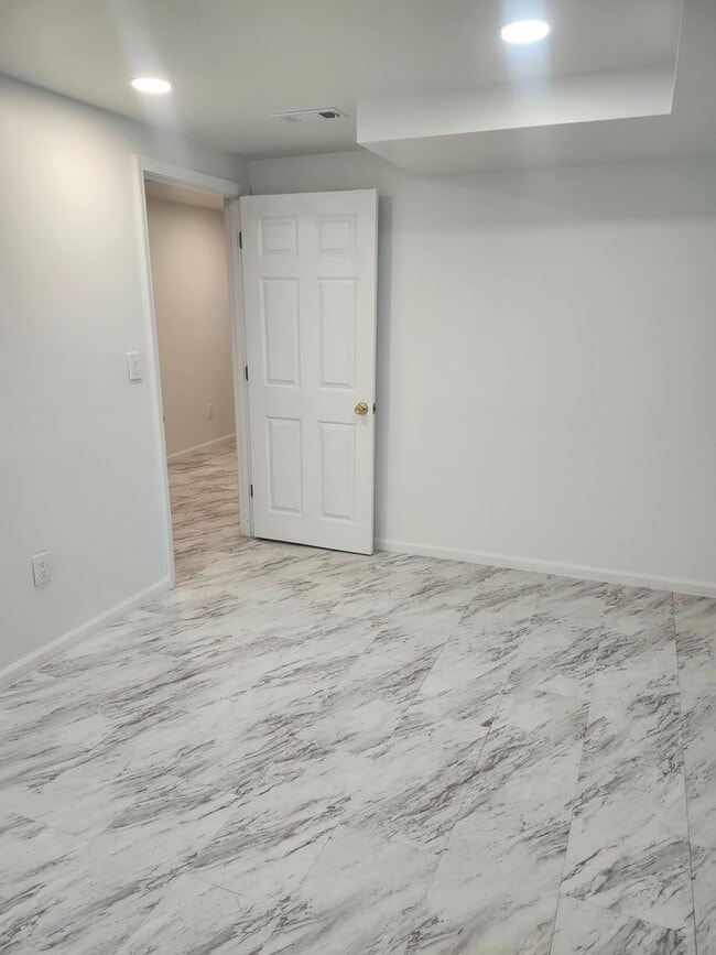 Building Photo - Single family home in great neighborhood!