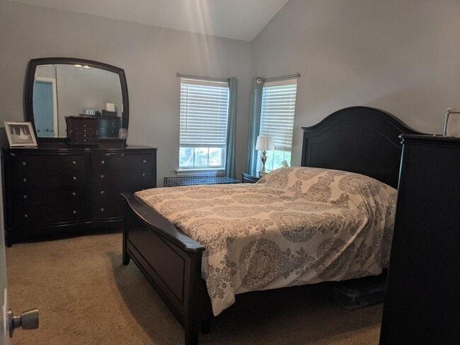 Building Photo - 3 bed 2.5 bath, Walk to Blakeney