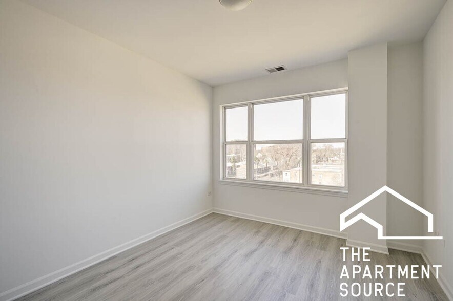 Building Photo - 1540 W Glenlake Ave