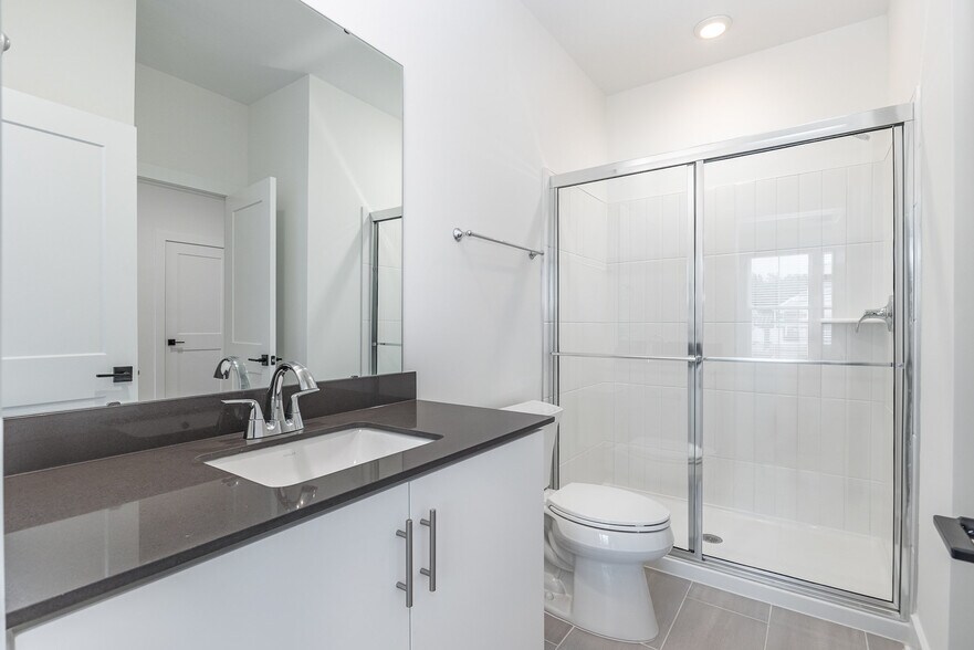 Main floor full bathroom - 514 Billingshurst Way