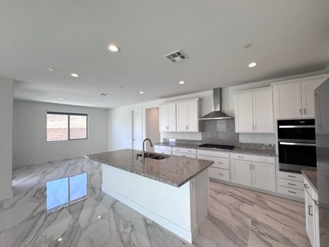 Building Photo - Spacious 5BD/3BA Home with Loft, Solar & B...