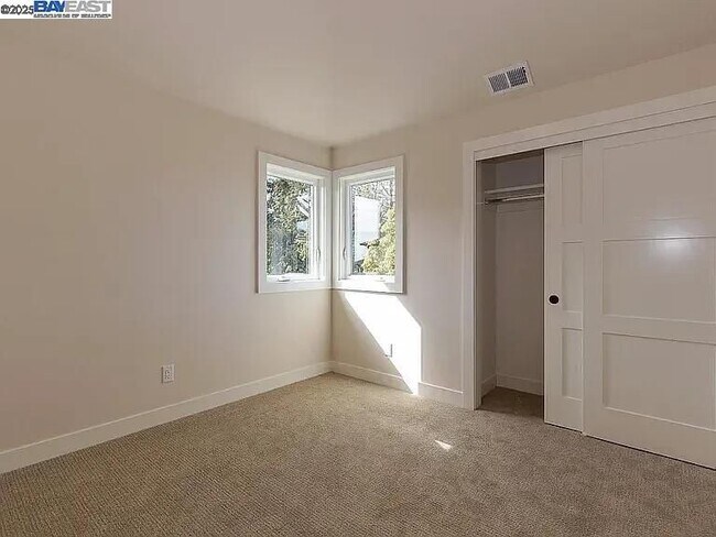 Building Photo - 764 Hillcrest Dr