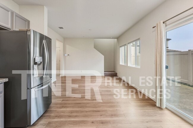 Building Photo - 3867 Roseparke Way