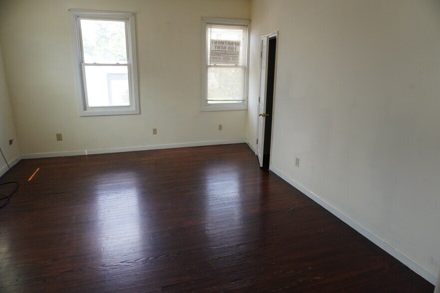 Building Photo - 3031 Hamilton Ave