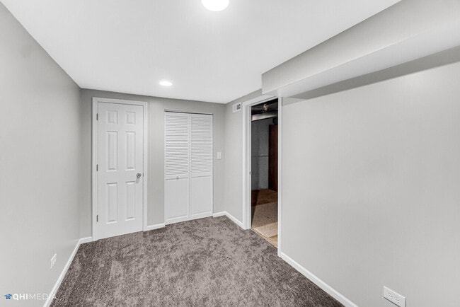 Building Photo - 2870 Roslyn Ln