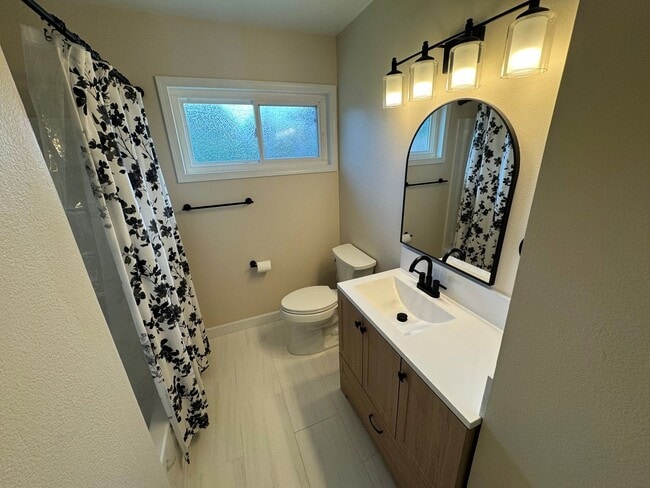 Building Photo - Single-Story East Ventura Home – 3 Bed / 1.75 Bath + Updated Interior