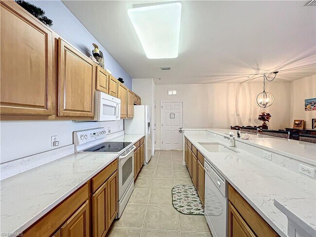 Building Photo - 3 bedroom 2 bathroom Condo in Majestic Pointe