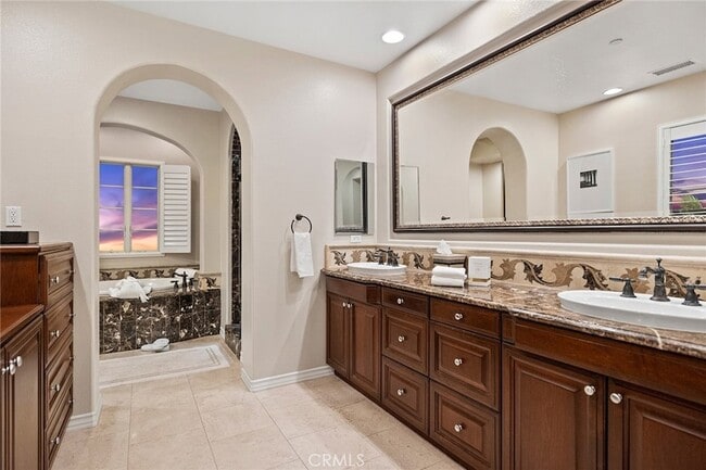 Building Photo - 33 Tall Hedge