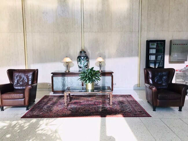 Lobby - 5701 N Sheridan Rd