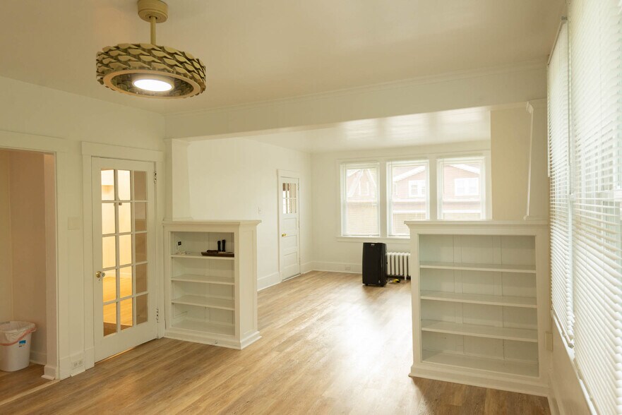 Full size living room - 1170 Jancey St