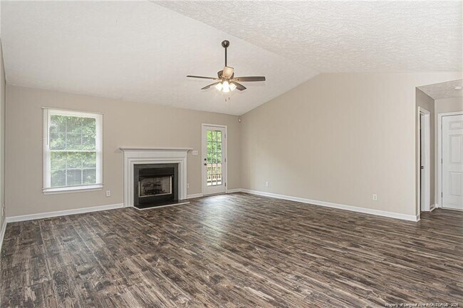 Building Photo - 402 Roundtree Dr