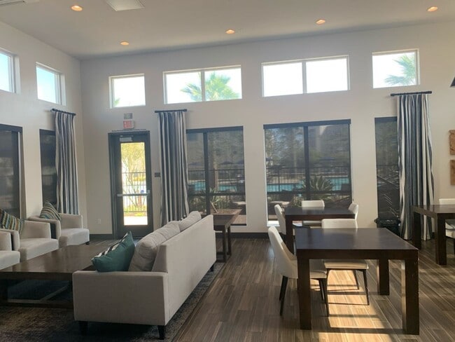 Building Photo - Beautiful Townhome!
