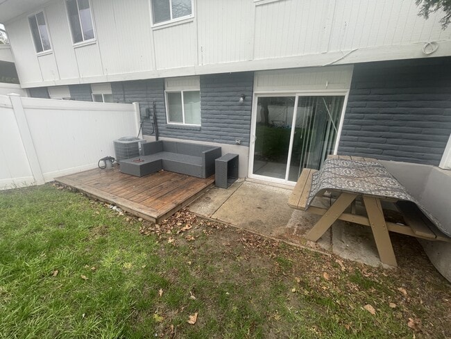 Building Photo - 665 E Malibu Dr