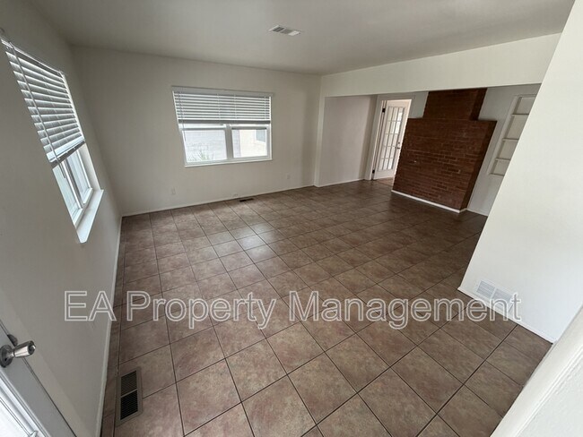 Building Photo - 3925 Mesa Verde Ave NE