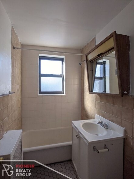 Building Photo - 739 W Belmont Ave