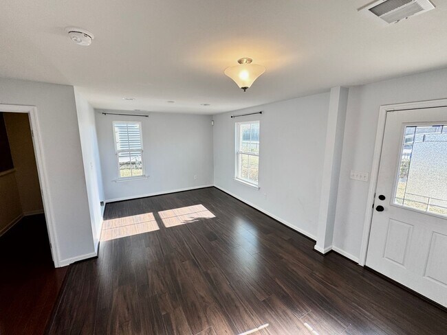 Building Photo - Available 07-08-26! Townhouse w/Garage - Pet Friendly - All Appliances Convey!