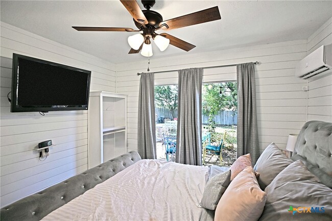 Building Photo - 553 Scenic Dr