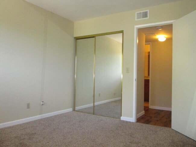 Building Photo - 2 Bedroom Condo in Mission Valley