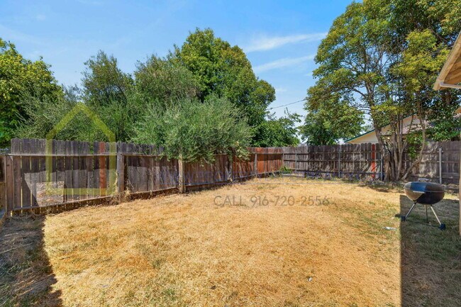 Building Photo - Charming 2-Bedroom Bungalow Retreat in Sacramento