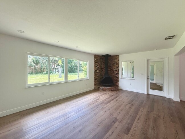 Building Photo - Unique & Renovated 3 Bedroom, 2 and 2 Half...