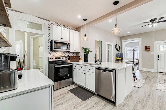 Building Photo - 611 Lincoln St