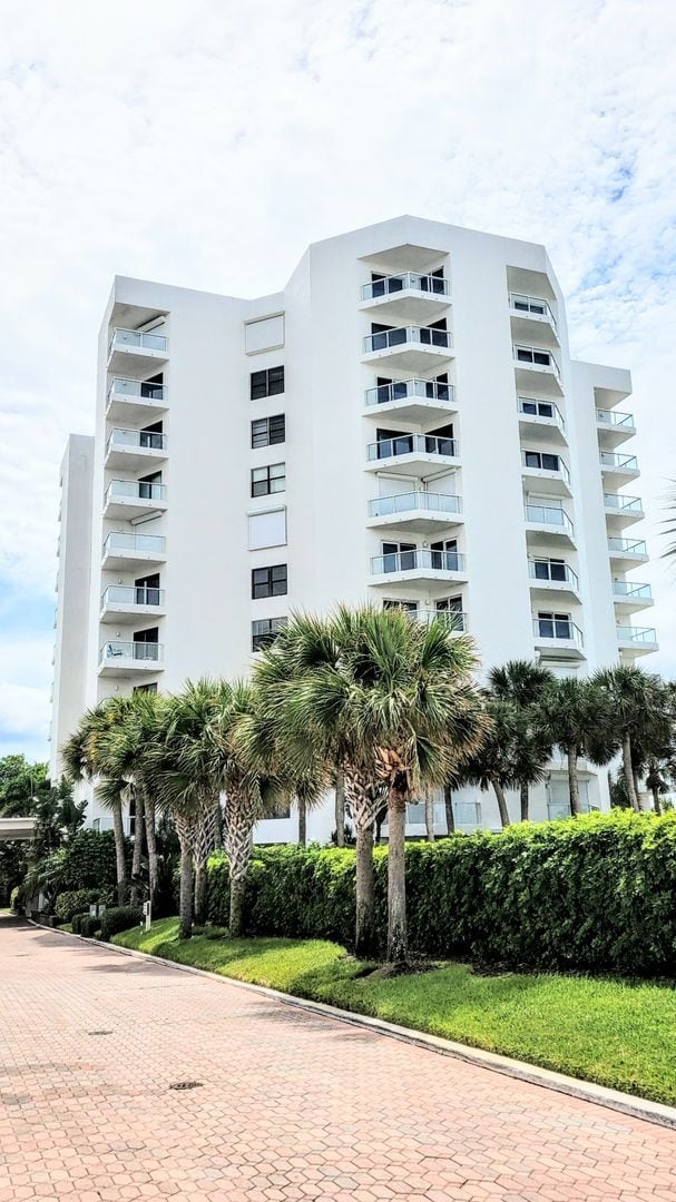 Building Photo - 1000 Longboat Club Rd