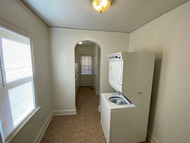 Building Photo - *$250 RENT CREDIT AVAILALBE* Adorable 1 Be...