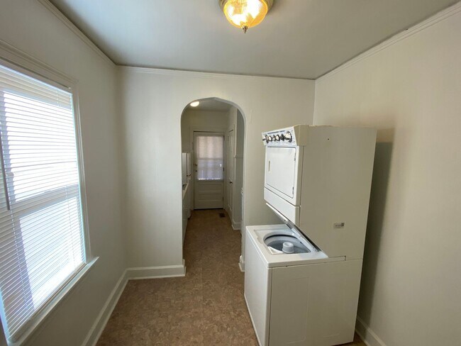 Building Photo - Adorable 1 Bedroom Duplex in Old West Durh...