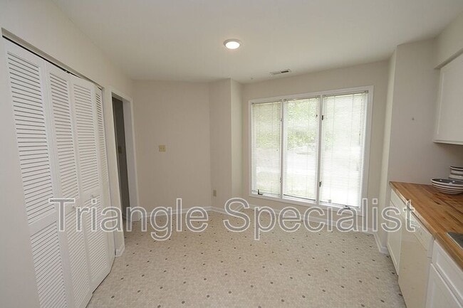 Building Photo - 112 Mossbark Ln