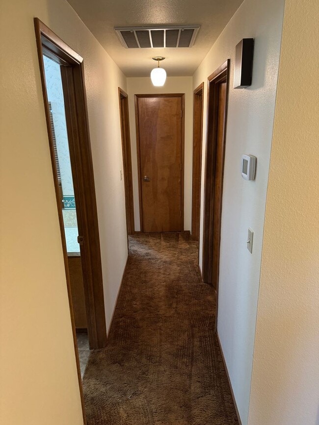 Building Photo - Updated 2 bedroom 1 bathroom house in Eugene!