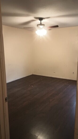 Master bedroom. - 3412 Victoria Cir