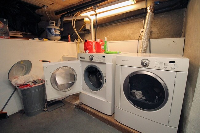 Building Photo - 4826 NE 14th Pl