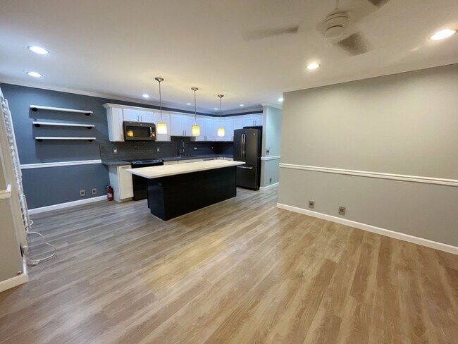 Building Photo - Waipio Gentry 2 bed, 1 bath, 2 parking wit...