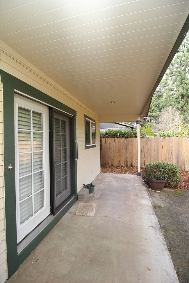 Building Photo - Gorgeous, Remodeled 3 Bed/2 Bath Mid-Century Ranch on Huge Lot – Lake Oswego!