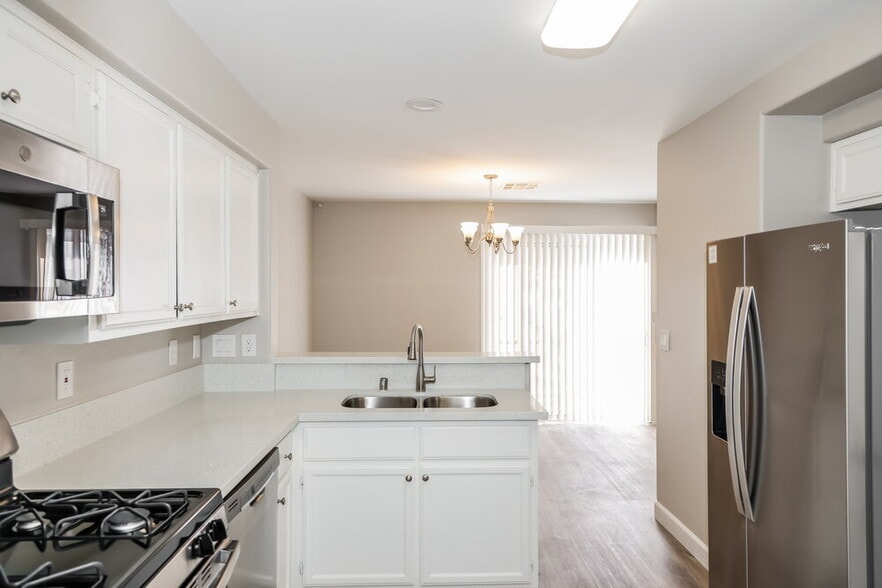 Building Photo - 2385 Cliffwood Dr