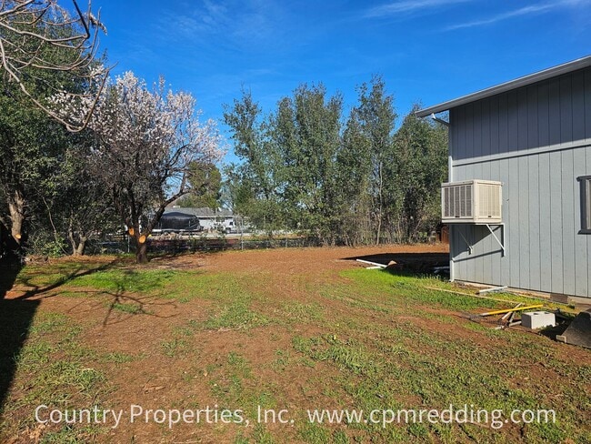 Building Photo - House with Huge Shop in the Heart of Redding Available Now!