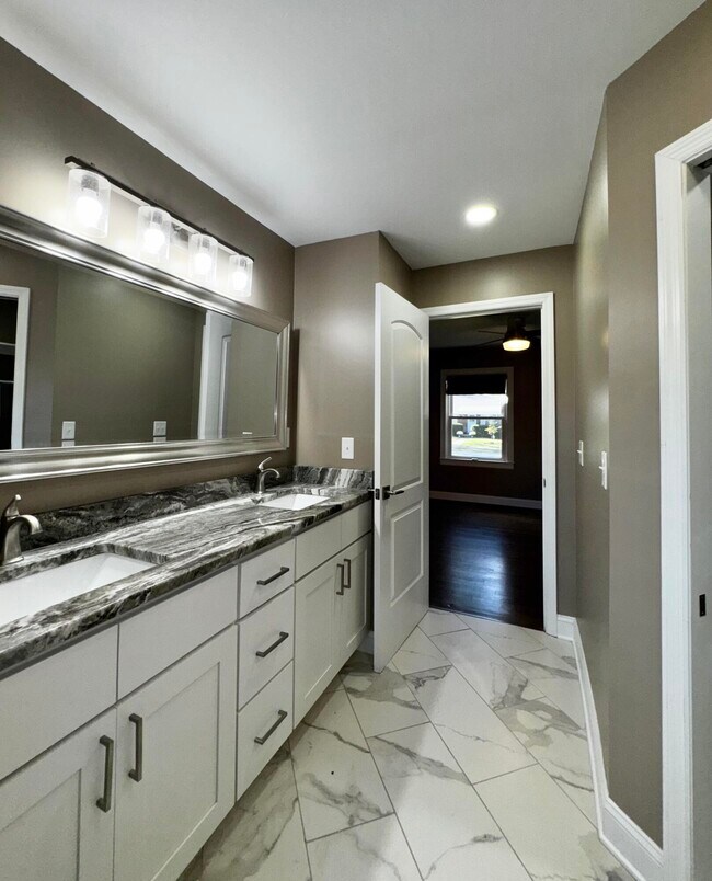 Building Photo - 564 Claymont Dr