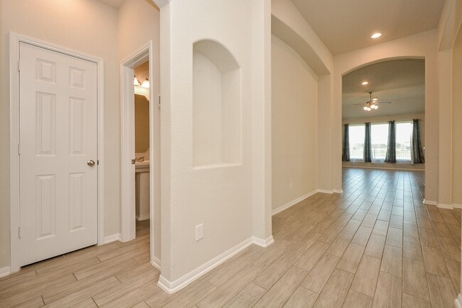 Building Photo - 14615 Sycamore Side Wy