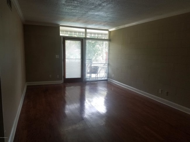 Building Photo - 2043 Dunsford Terrace