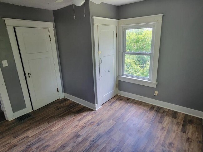 Building Photo - 715 W Fairview Ave