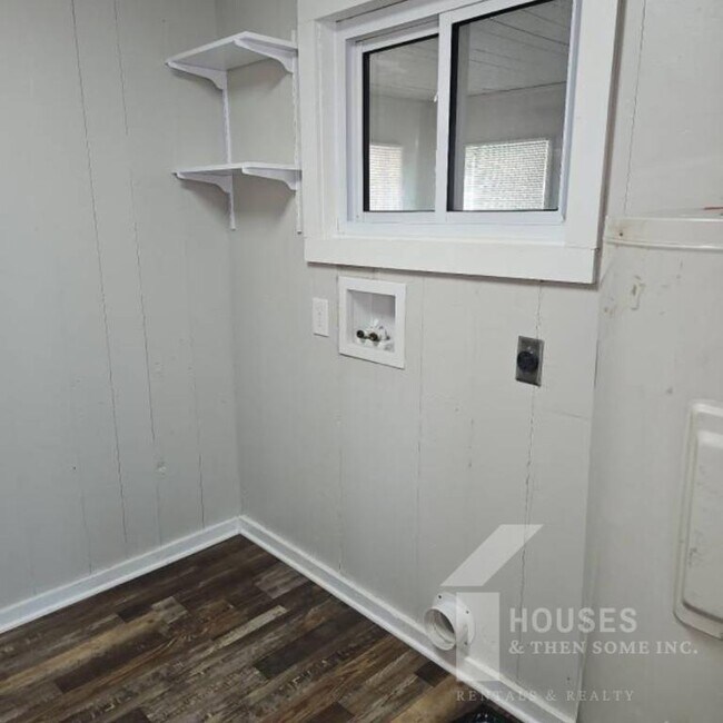 Building Photo - 250 Kirkland Ave