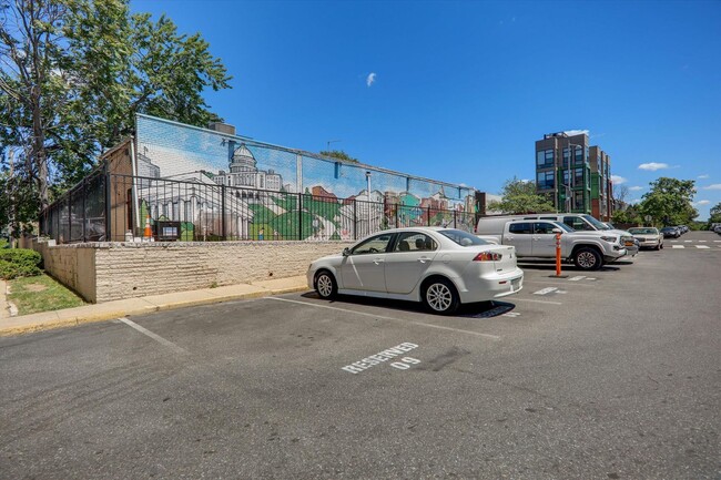 Building Photo - Spacious 1BR/1BA at Randolph Towers With A...