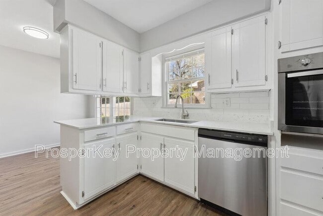 Building Photo - 4924 Roxbury Dr