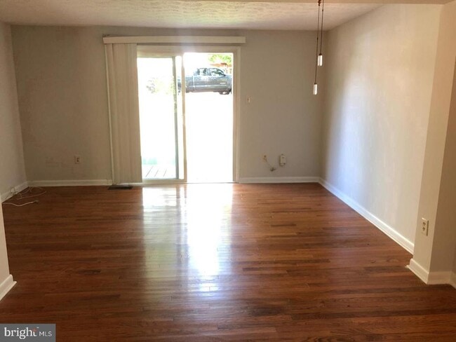 Building Photo - 19457 Zinnia Cir